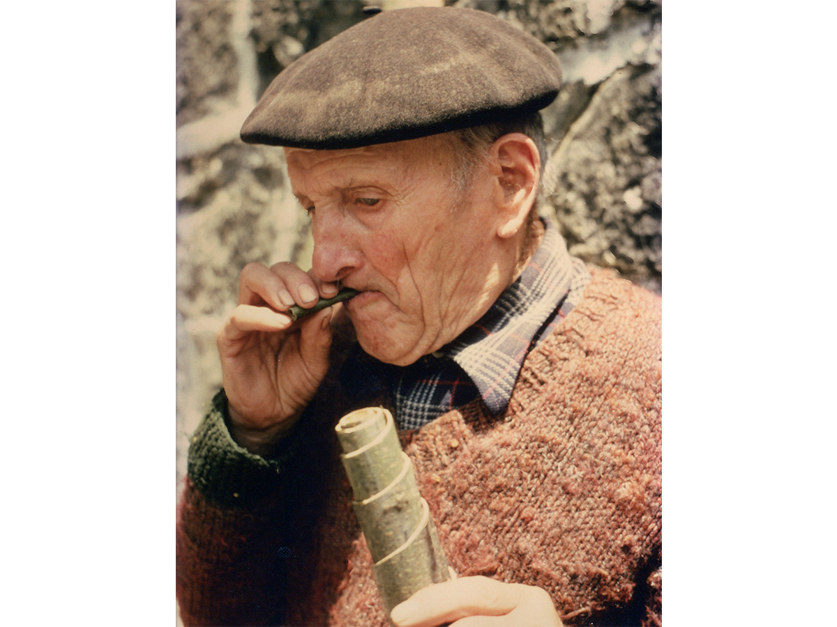 Errazkingo Zelestino Artola tutubia/tronpeta egiten eta jotzen (1981/05/09). (Arg.: JMBA)